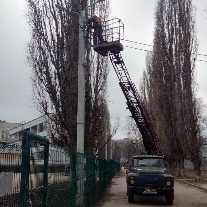 Ремонтники ліквідували десятки аварій на зовнішніх електромережах Харкова